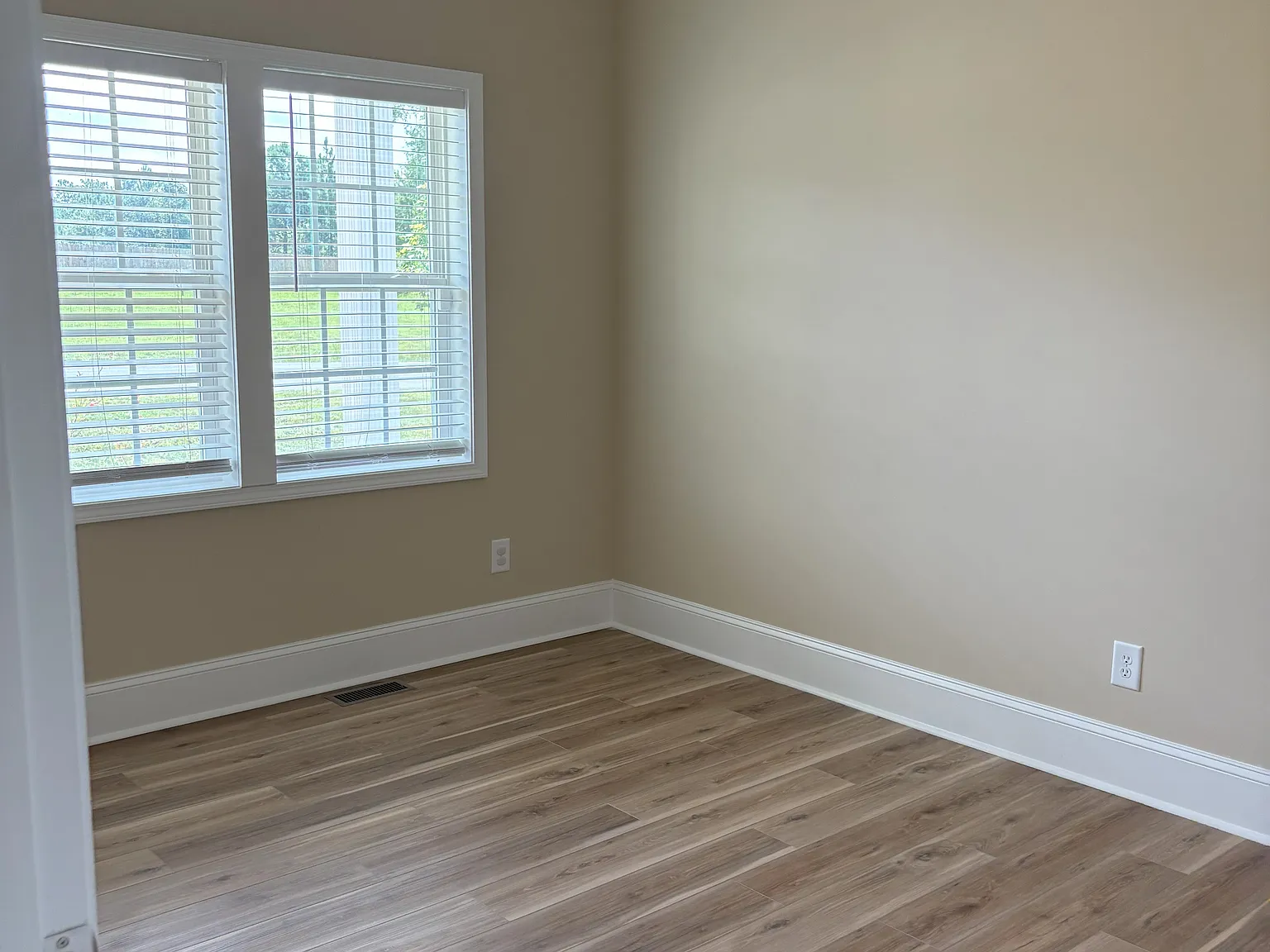 4 bed, 2.5 bath, 2270 sqft, $2,000 — Photo 4