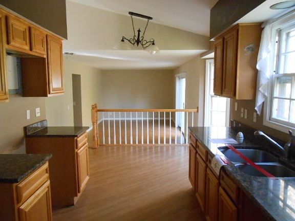 4th image of 684 Medford Dr
