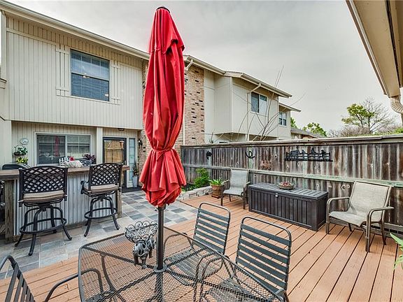 3rd image of 520 Greenlea Chase W