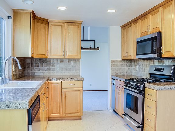 3rd image of 1403 Foxglove Ct