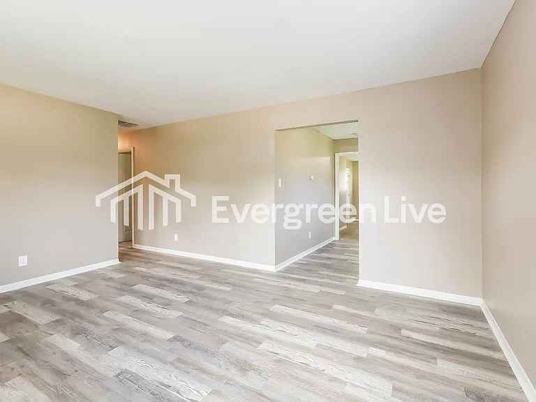 2422 Sharon Ave — Photo 3