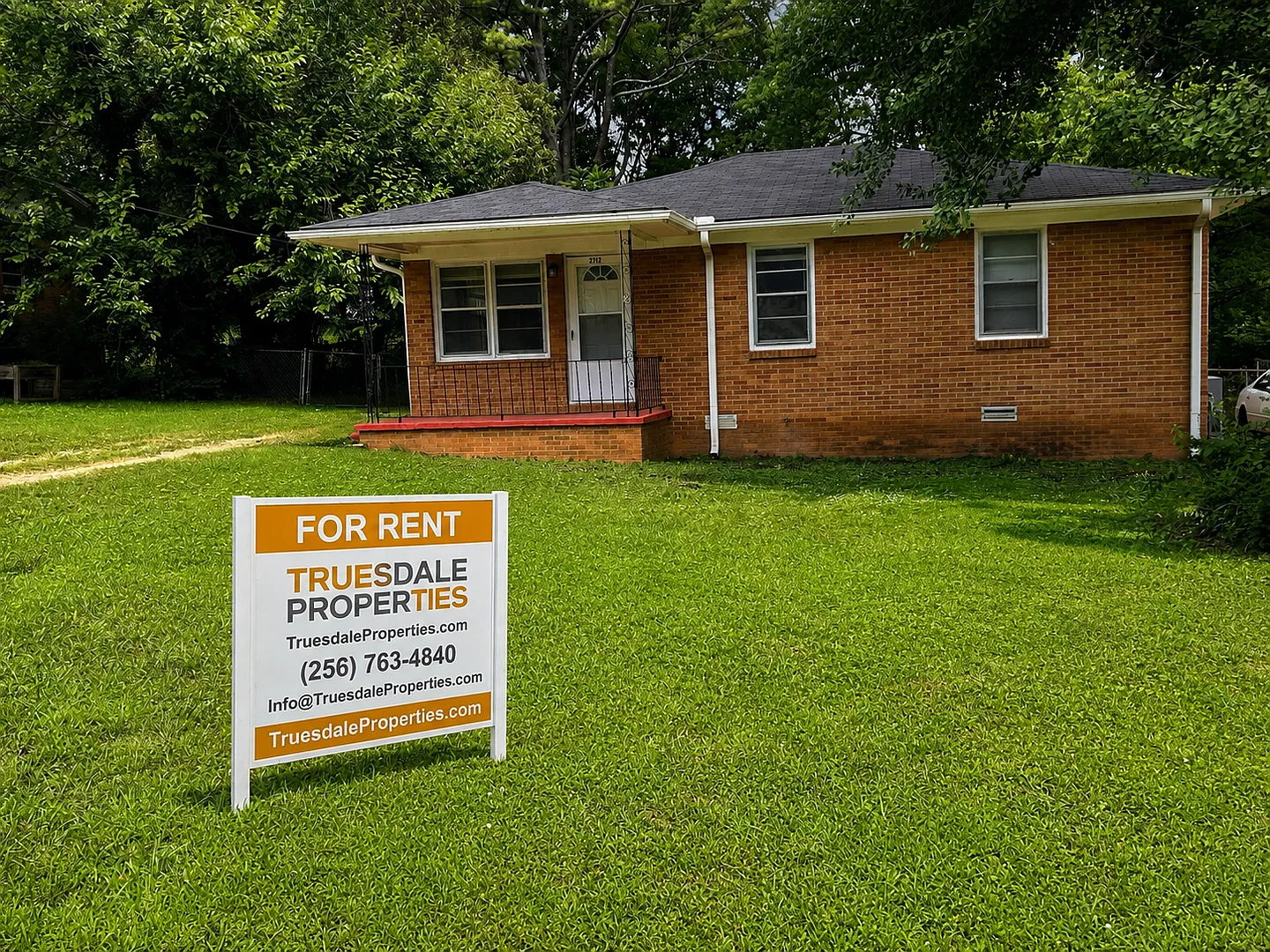 3br 1Ba and a large back yard with move in special! — Photo 1