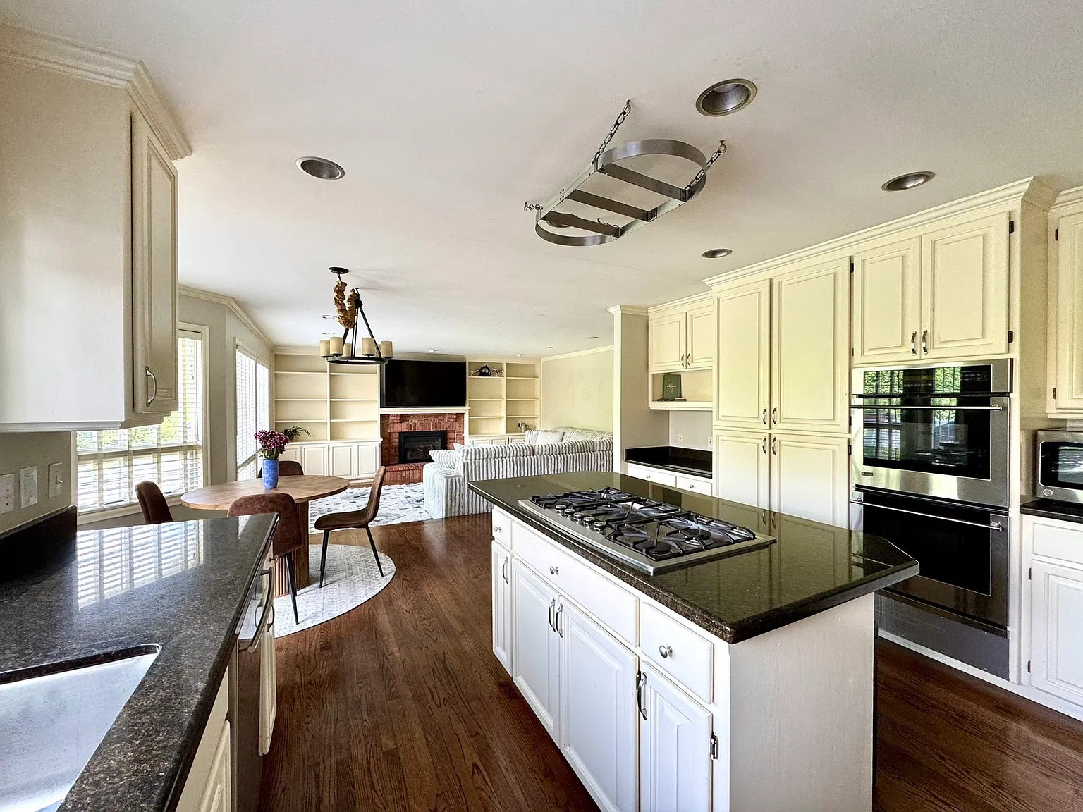 3 bed, 2850 sqft, $4,500 — Photo 1