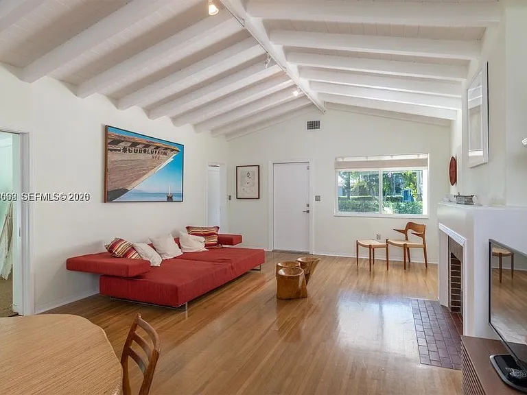 1123 Bay Dr — Photo 4