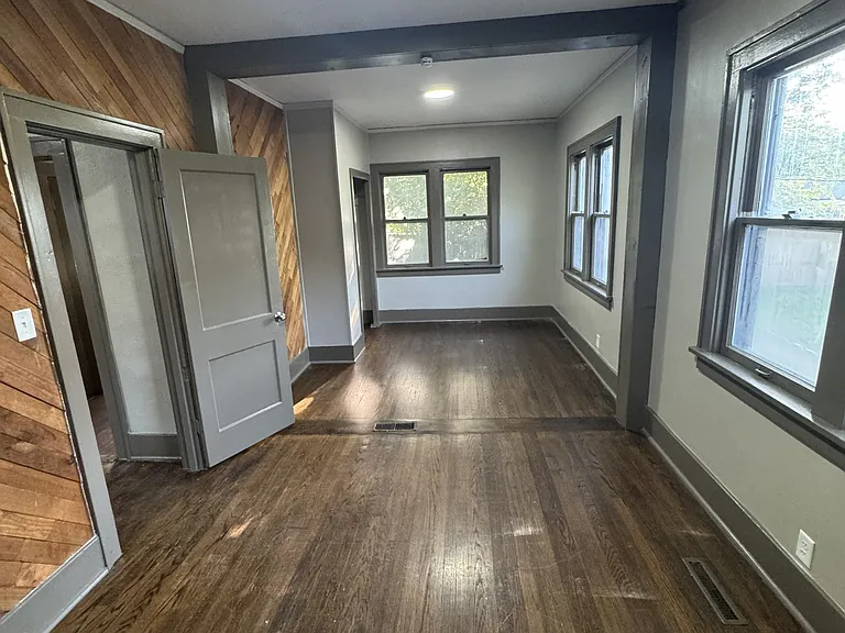 2548 N 48th Ave — Photo 12