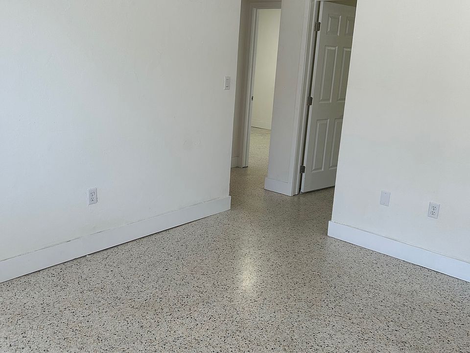Living room facing Bedrooms