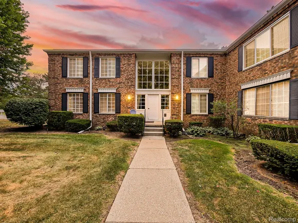 635 E Fox Hills Dr #1, Bloomfield Hills, MI 48304