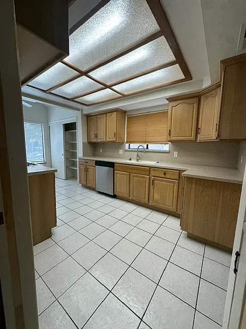 3 bed, 1811 sqft, $2,200 — Photo 3