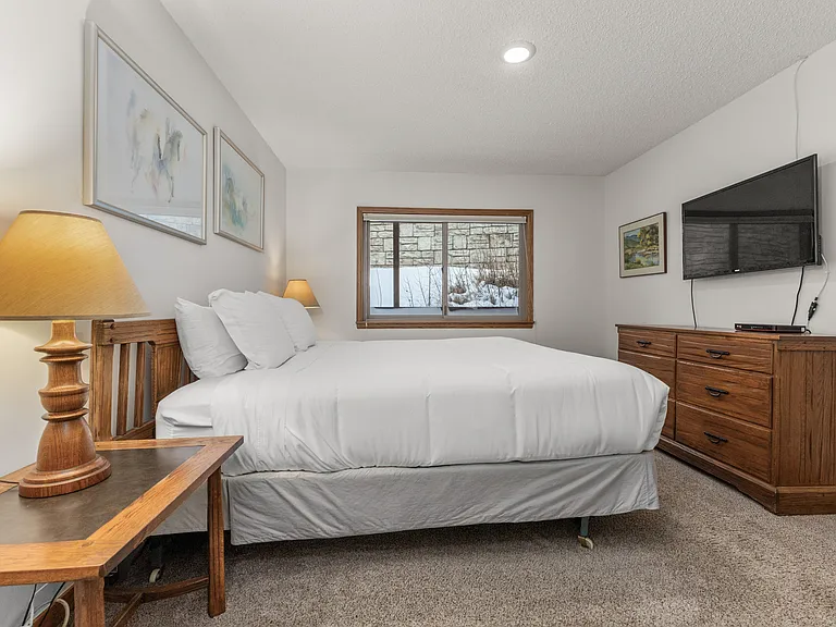 Ensuite Bedroom 1 | Smart TV
