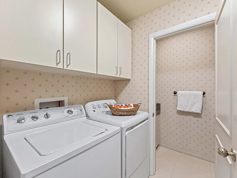 990 W Parkhill Dr — Photo 66