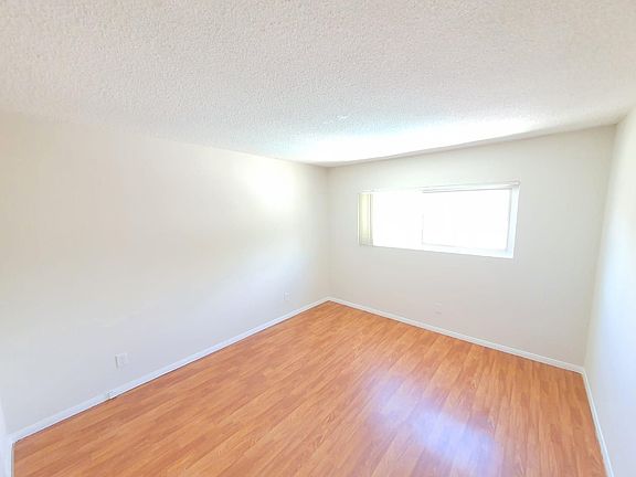 3rd image of 13961 Oxnard St #43