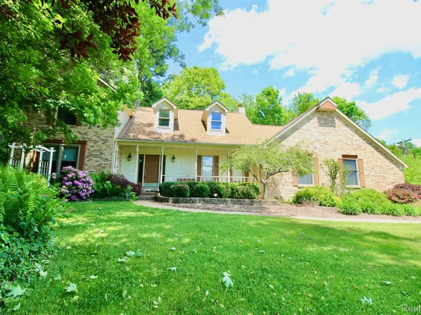 9296 Pine Hill Trl, Fenton, MI 48430