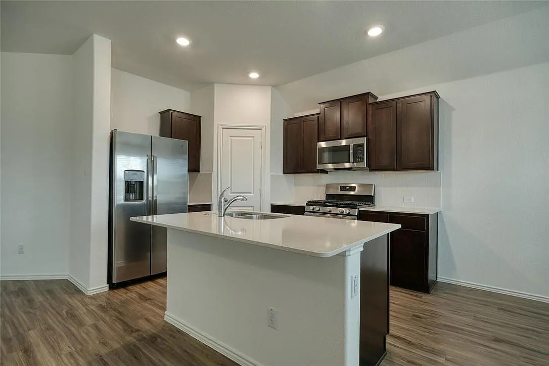 3 bed, 2.0 bath, 1690 sqft, $2,100 — Photo 3