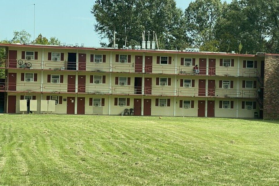 2nd image of 1576 W Capitol St #304