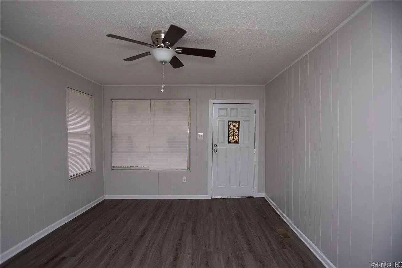 3 bed, 1.0 bath, 1064 sqft, $1,095 — Photo 3