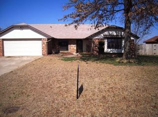 1305 Valley Rd, Yukon, OK 73099