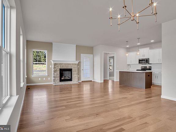 4th image of 118 Village Dr