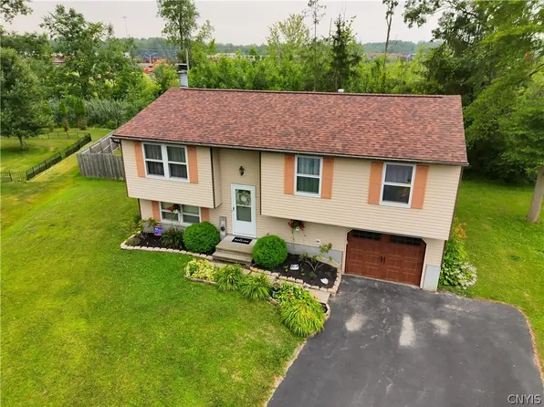 105 Winstead Cir, East Syracuse, NY 13057