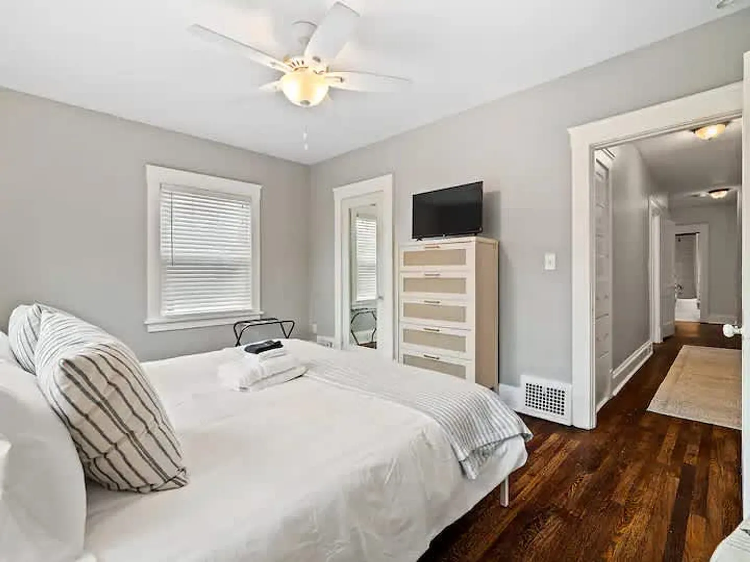 4 bed, 1.0 bath, 2142 sqft, $3,484 — Photo 2