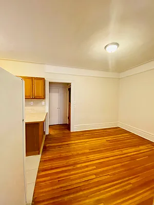 Rented by Zikos Realty Services | media 26