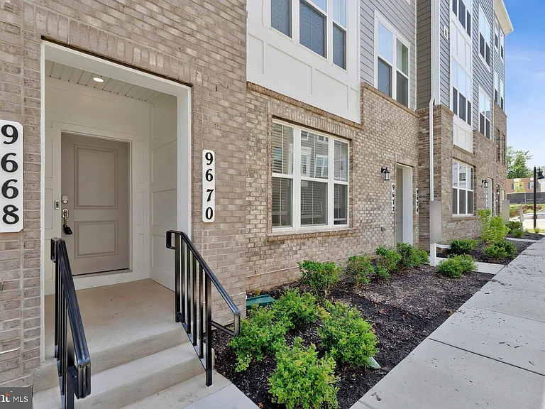 9670 Swallowtail Ln — Photo 2
