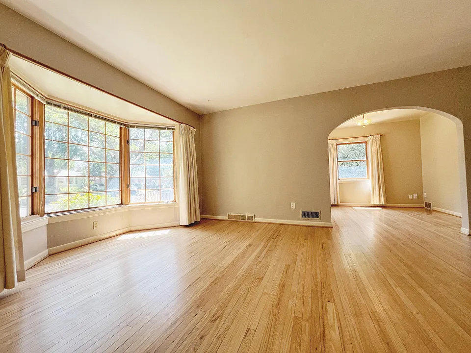 4 bed, 2500 sqft, $3,100 — Photo 2