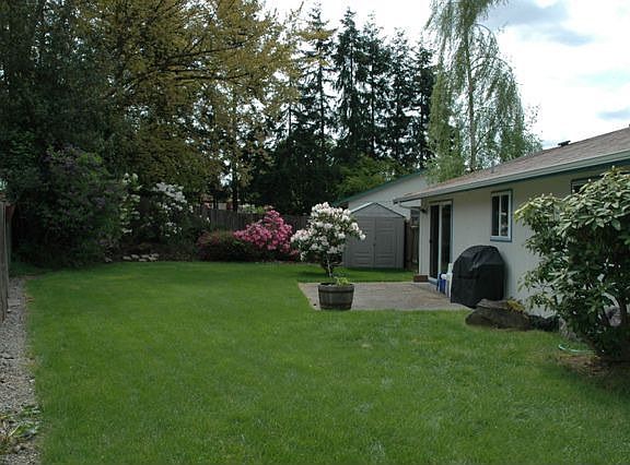 Spacious fended yard