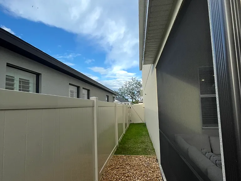 1438 N River Cir — Photo 11