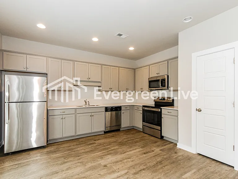 67 Wolf Ln — Photo 6