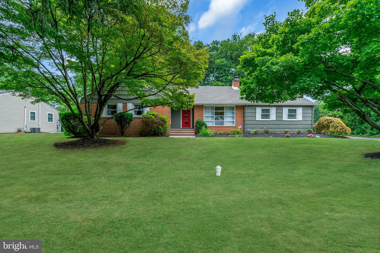 860 Queens Dr photo 1