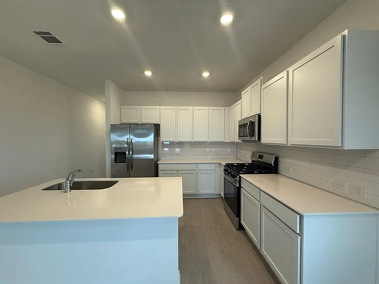 109 Imola St — Photo 16