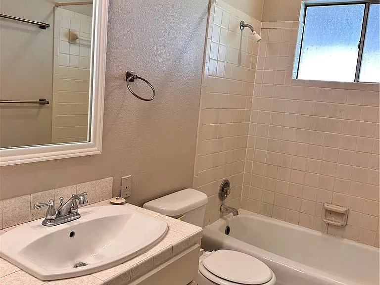 1009 Hazelton St — Photo 4