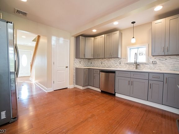 3rd image of 27 Diller Ave