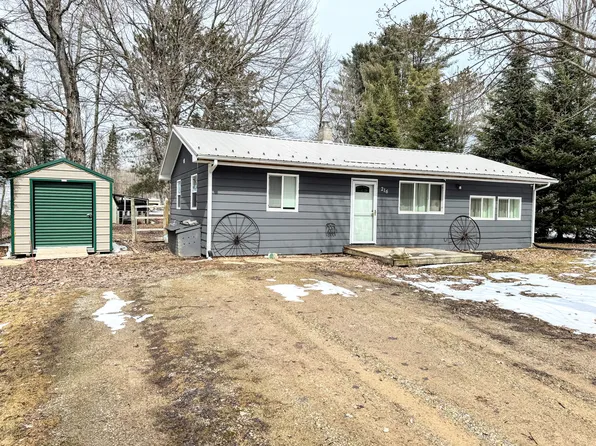 216 Fern Ave, Cadillac, MI 49601
