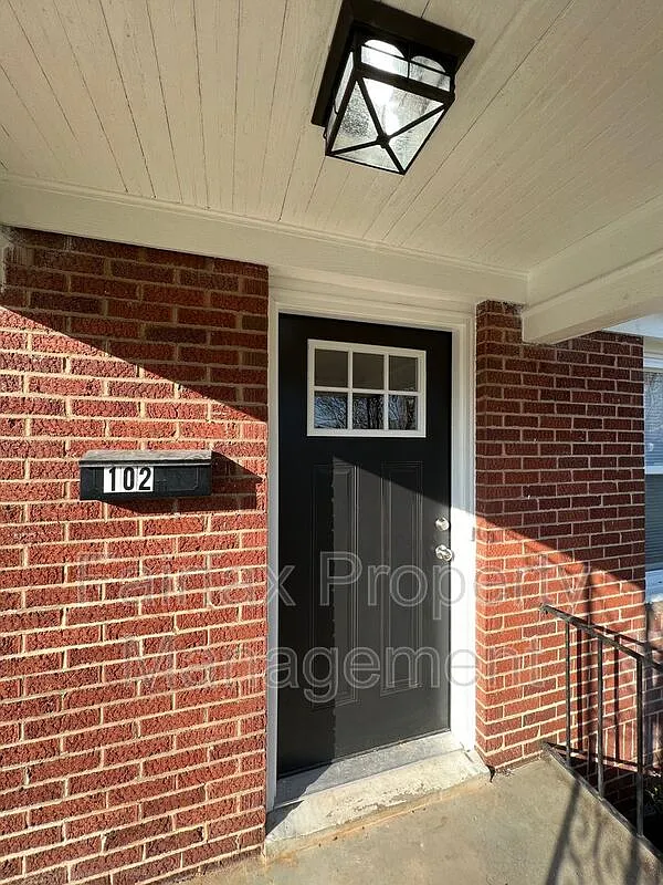 Building Photo - 102 W Summit Ave #B