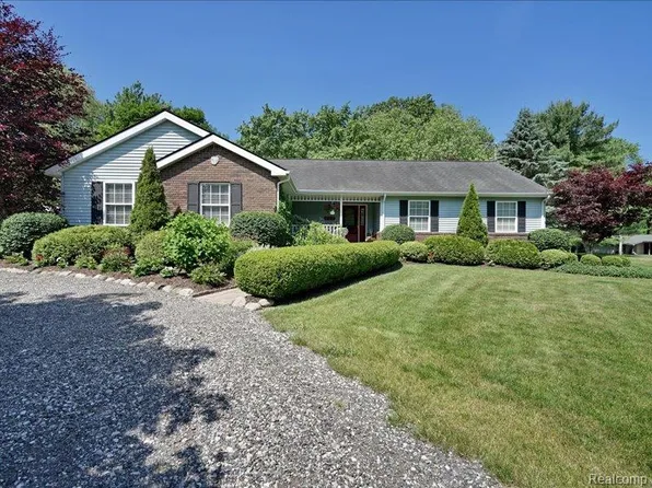 612 Grange Hall Rd, Fenton, MI 48430