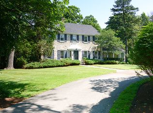8 Country Ln, Northfield, IL