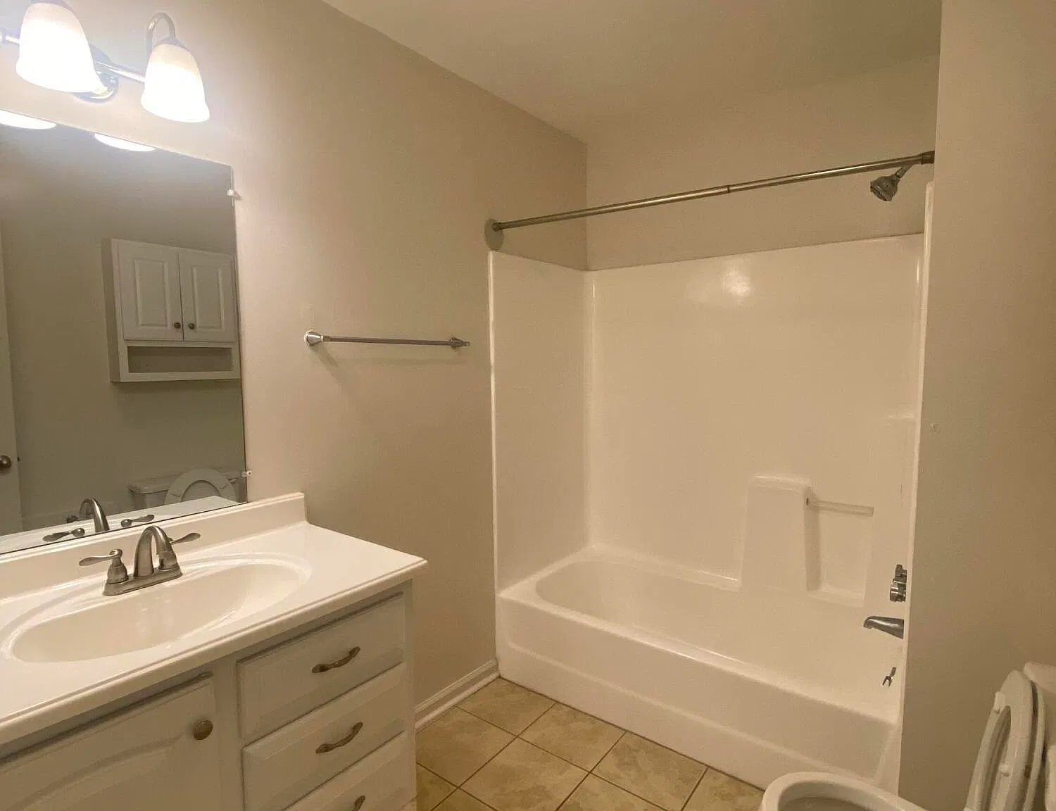 1 bed, 1.0 bath, $825 — Photo 2