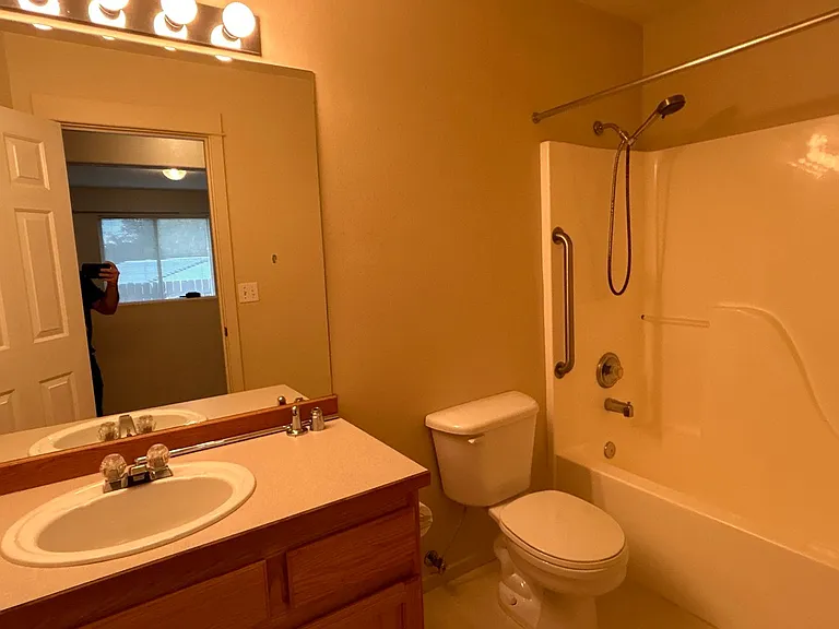 450 NE Hillcrest St — Photo 11