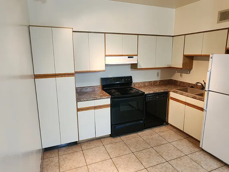 424 E Frost Cir #424 — Photo 6