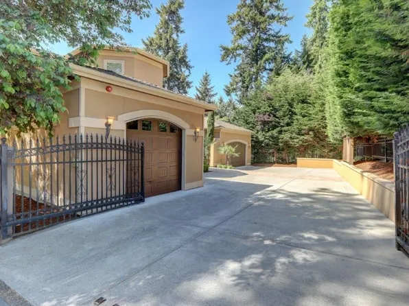 10925 SE Lake Rd, Bellevue, WA 98004