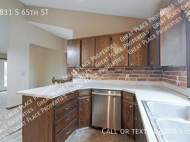 4811 S 65th St — Photo 17