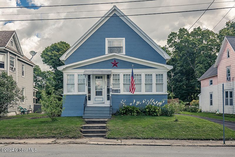 2nd image of 223 Clizbe Avenue