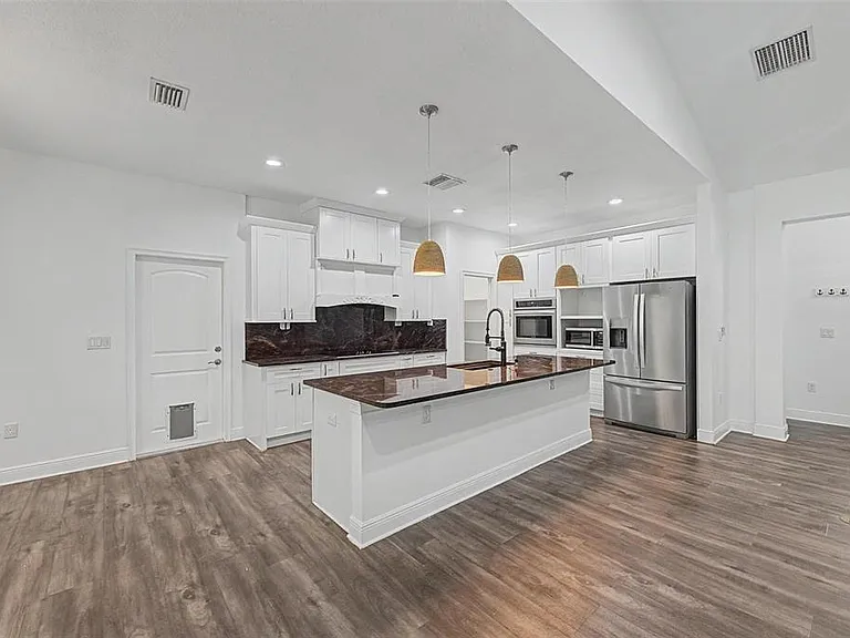 606 Royal Crest Dr — Photo 6