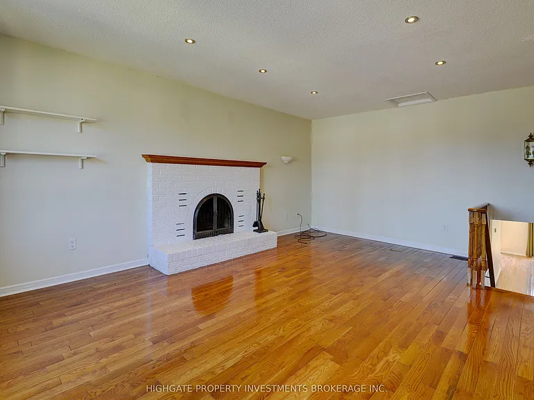 654 Brougham Pl #MAIN UPPER — Photo 12
