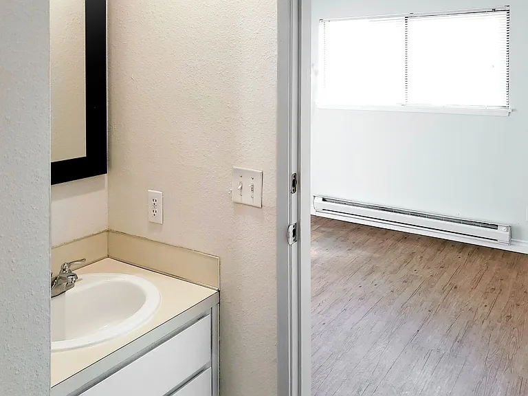 Avalon Court Apartments — Photo 12