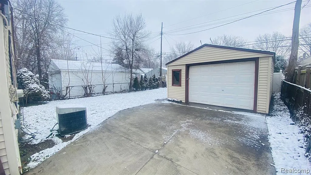 3 bed, 1056 sqft, $1,750 — Photo 2