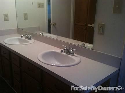 Spacious Bathroom : A bathroom fit for a king! Double sinks, lavish counter space, tub and toilet.