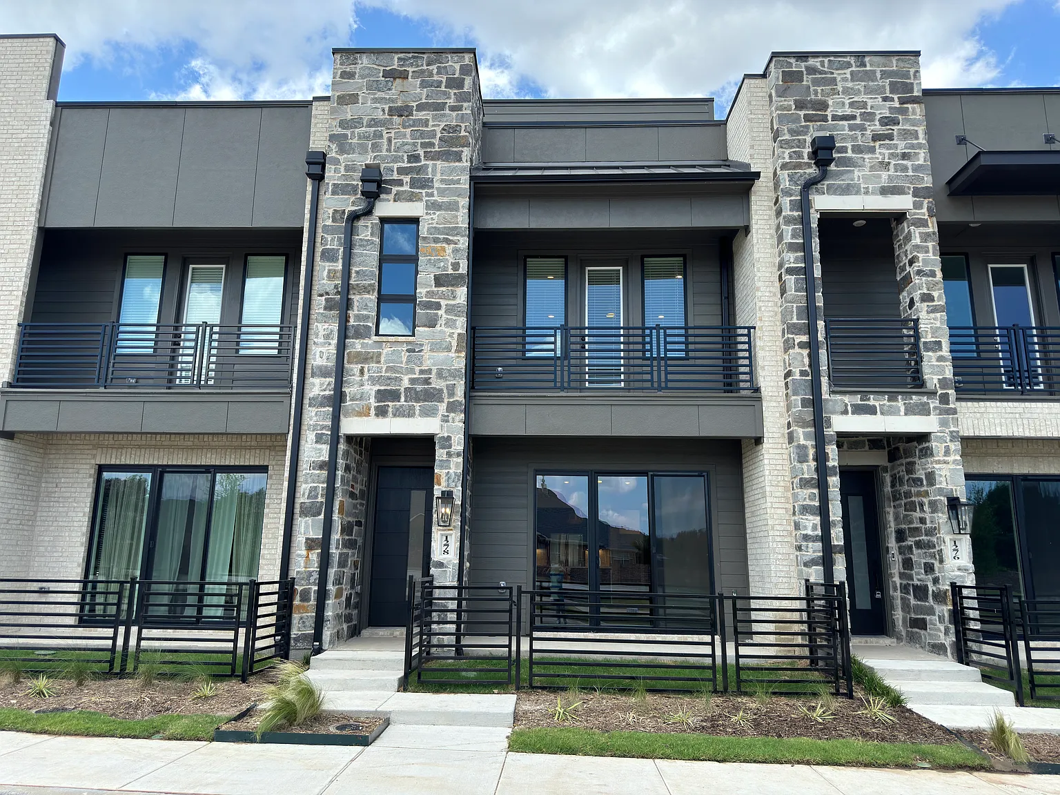 3 bed, 3.5 bath, 2660 sqft, $3,350 — Photo 1