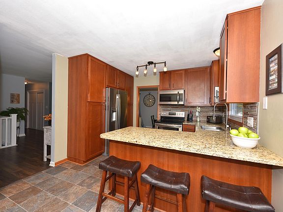 3rd image of 595 Court Dr